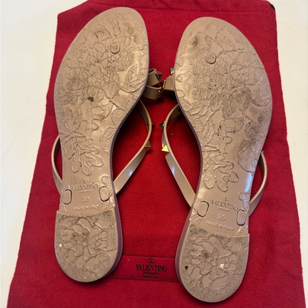 Valentino Garavani Nude Flip Flop Sandals with Rock Studs Elegant Bow - box and - Picture 6 of 9